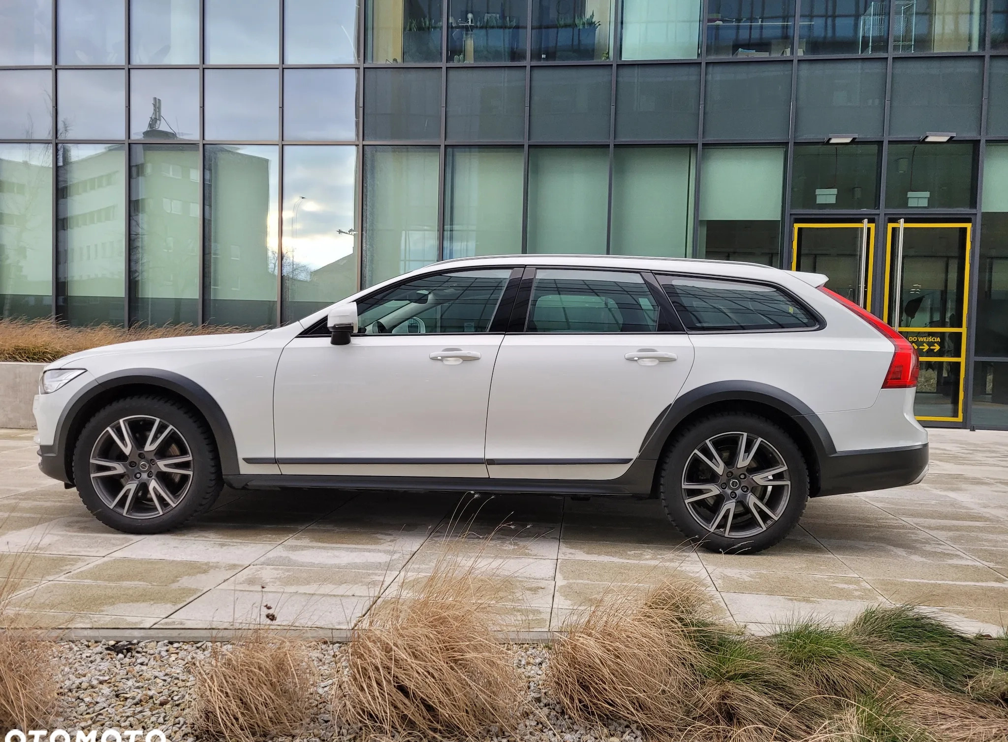 Volvo V90 Cross Country cena 129900 przebieg: 182000, rok produkcji 2020 z Zdzieszowice małe 704